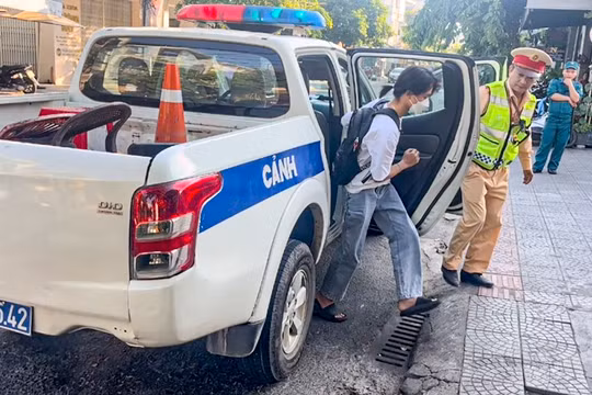 Tổ Tuần tra kiểm soát (TTKS) Phòng CSGT - Công an TP Đà Nẵng đã dùng xe tuần tra đưa Thịnh đến điểm thi, đảm bảo thời gian quy định. (ảnh CATP)