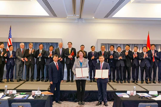 UBND TP Đà Nẵng và Công ty Synopsys đã ký bản ghi nhớ hợp tác liên quan đến phát triển lĩnh vực bán dẫn trên địa bàn TP Đà Nẵng trong thời gian tới.