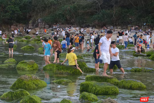 Du khách và người dân đến gành đá Nam Ô (Đà Nẵng) để checkin, chụp ảnh lưu niệm
