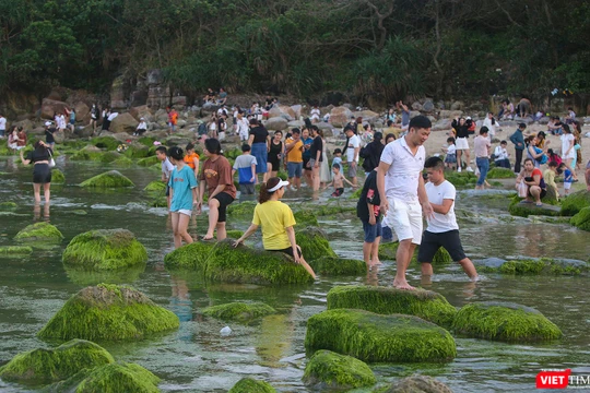 Du khách và người dân đến gành đá Nam Ô (Đà Nẵng) để checkin, chụp ảnh lưu niệm