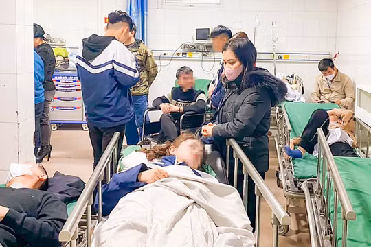 Các học sinh đang nằm cấp cứu tại bệnh viện sau vụ tai nạn (ảnh Báo Nghệ An)