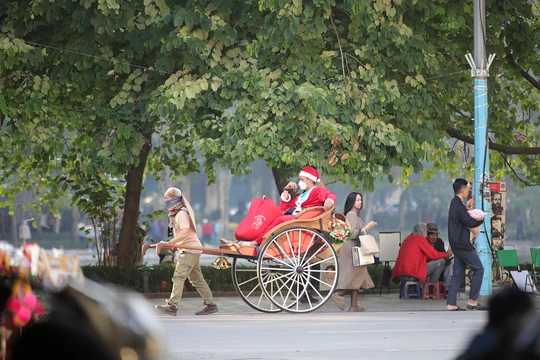 Người dân, du khách đổ về phố đi bộ Hồ Gươm đón Giáng sinh