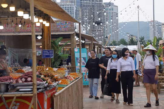 Du khách trải nghiệm lễ hội Ẩm thực Đà Nẵng.