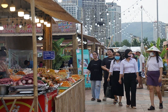 Du khách trải nghiệm lễ hội Ẩm thực Đà Nẵng.