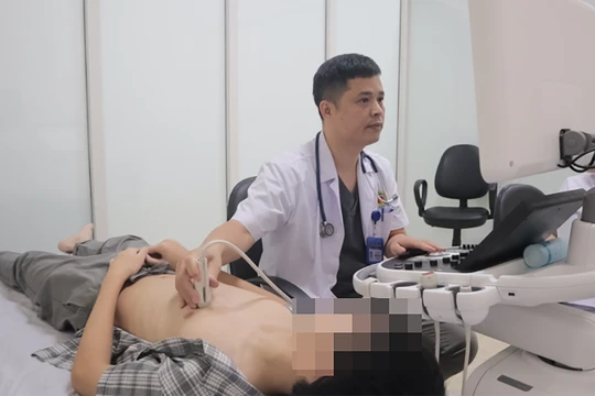 Bác sĩ đang thăm khám cho bệnh nhân