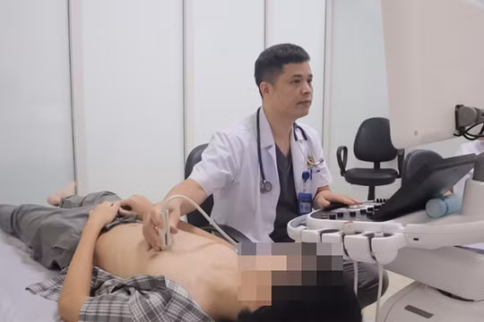 Bác sĩ đang thăm khám cho bệnh nhân