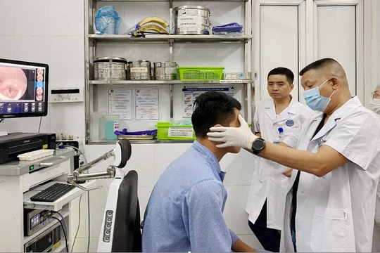 ThS.BS Trần Hữu Thắng – Trưởng khoa Cấp cứu tái khám sau phẫu thuật cho bệnh nhân