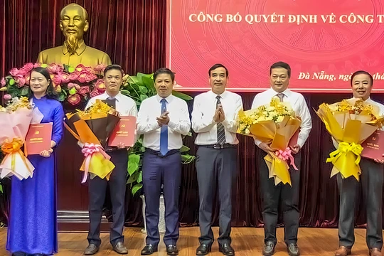 Phó Bí thư Thường trực Thành ủy Đà Nẵng Lương Nguyễn Minh Triết (thứ 4, từ phải sang) và Chủ tịch UBND TP Đà Nẵng Lê Trung Chinh (thứ 3, từ phải sang) trao các quyết định bổ nhiệm và tặng hoa chúc mừng cho các cá nhân