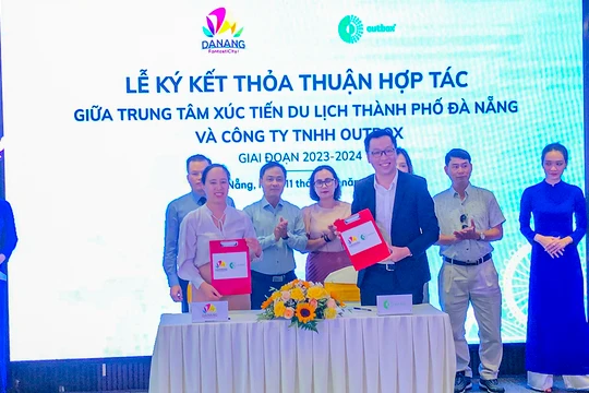 Trung tâm Xúc tiến Du lịch Đà Nẵng và Outbox tại buổi ký kết hợp tác.