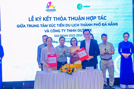 Trung tâm Xúc tiến Du lịch Đà Nẵng và Outbox tại buổi ký kết hợp tác.