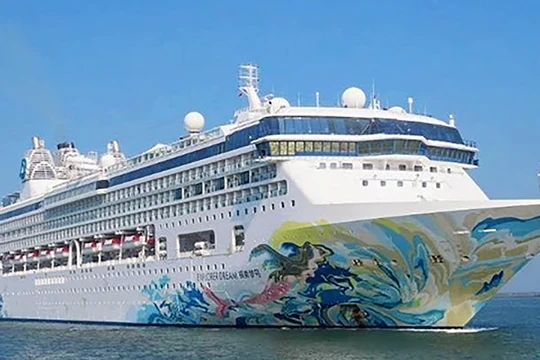 Tàu du lịch biển quốc tế Resorts World One (quốc tịch Bahamas) tại cảng Tiên Sa (Đà Nẵng)