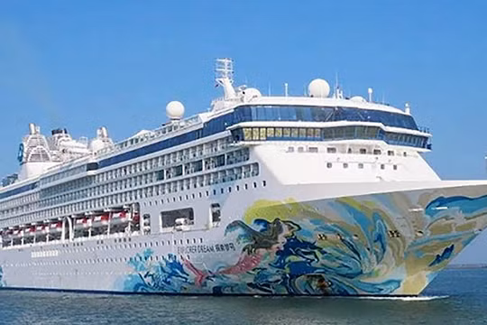 Tàu du lịch biển quốc tế Resorts World One (quốc tịch Bahamas) tại cảng Tiên Sa (Đà Nẵng)