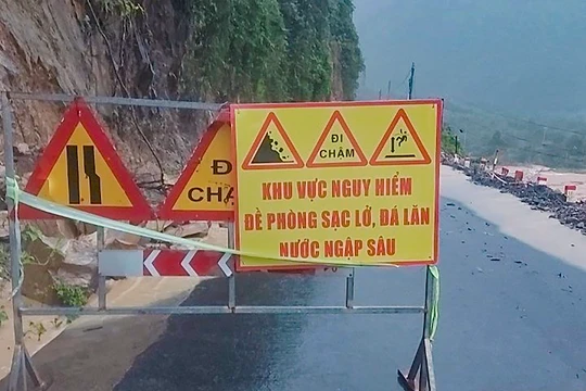 Mưa lớn đèo La Ngà (Hoà Vang, Đà Nẵng) sạt lở nghiêm trọng (ảnh CTV)