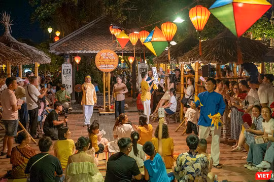 Biểu diễn nghệ thuật Bài Chòi tại Hội An