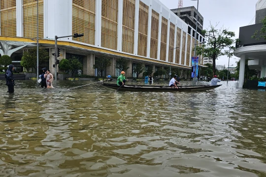 Mưa lớn kéo dài liên tục cùng lượng nước trên các sông dâng cao đã khiến Huế chìm trong “biển nước”, người dân đi lại bằng ghe thuyền.