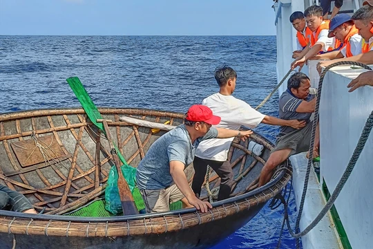 Ngư dân bị nạn được đưa lên tàu Hải quân 467 để về đất liền
