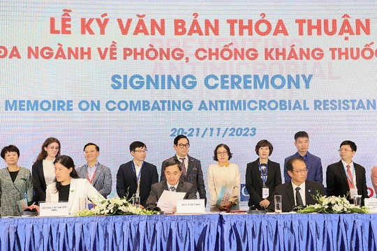 Lễ ký bản thỏa thuận về phòng, chống kháng thuốc giữa Bộ Y tế và các Bộ, ngành, các đối tác phát triển