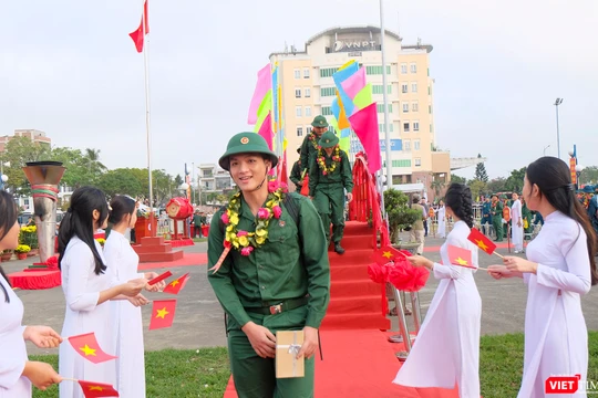 Tân binh tại lễ giao quân của quận Hải Châu, TP Đà Nẵng diễn ra sáng ngày 8/2