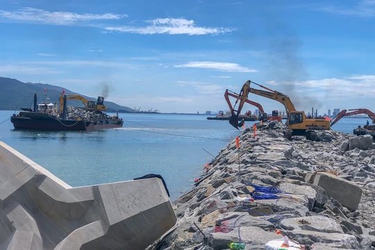 Tính đến cuối tháng 9/2024, dự án xây dựng cơ sở hạ tầng dùng chung khu bến cảng Liên Chiểu đã thi công đạt hơn 72% khối lượng