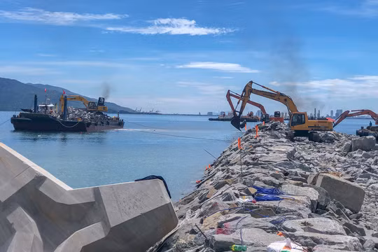 Tính đến cuối tháng 9/2024, dự án xây dựng cơ sở hạ tầng dùng chung khu bến cảng Liên Chiểu đã thi công đạt hơn 72% khối lượng