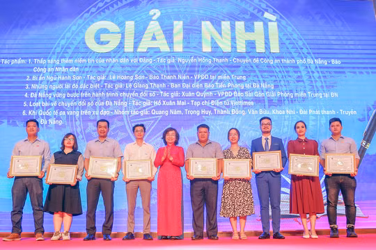 Nhà báo Hồ Xuân Mai (thứ 3 từ trái sang)-phóng viên Tạp chí điện tử VietTimes thường trú tại miền Trung - trong lễ nhận giải.