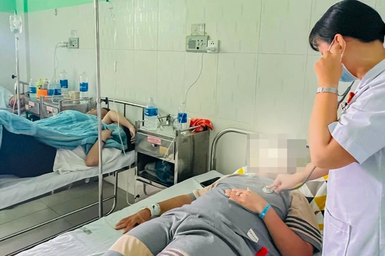 Các nạn nhân bị ngộ độc thực phẩm sau khi ăn bánh mì Phượng (Hội An) đang nằm điều trị tại Bệnh viện Đa khoa Vĩnh Đức