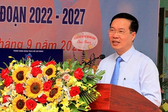 Chủ tịch nước Võ Văn Thưởng tham dự Lễ Khai giảng năm học mới tại trường Phổ thông dân tộc bán trú Tiểu học và Trung học cơ sở Thung Nai, huyện Cao Phong (Hòa Bình) năm 2022 - Ảnh: TTXVN