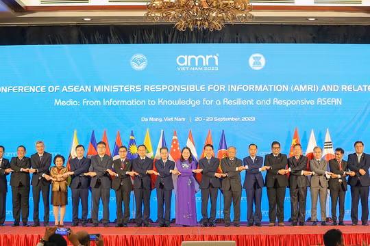 Phó Chủ tịch nước Võ Thị Ánh Xuân (giữa) chụp ảnh lưu niệm với các đại biểu tại phiên khai mạc hội nghị Bộ trưởng Thông tin ASEAN lần thứ 16, diễn ra tại Đà Nẵng