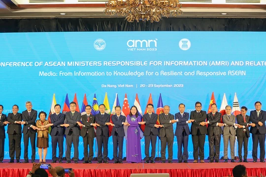 Phó Chủ tịch nước Võ Thị Ánh Xuân (giữa) chụp ảnh lưu niệm với các đại biểu tại phiên khai mạc hội nghị Bộ trưởng Thông tin ASEAN lần thứ 16, diễn ra tại Đà Nẵng