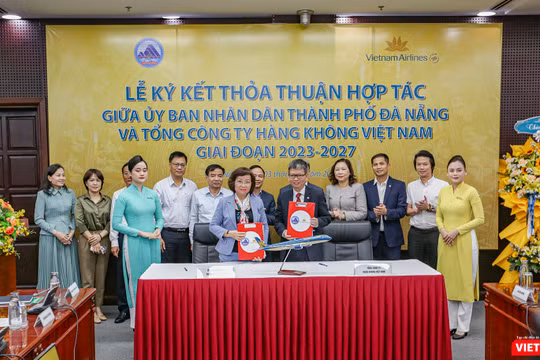 Bà Ngô Thị Kim Yến – Phó Chủ tịch UBND TP Đà Nẵng và ông Trịnh Ngọc Thành - Phó Tổng Giám đốc Vietnam Airlines tại lễ ký kết