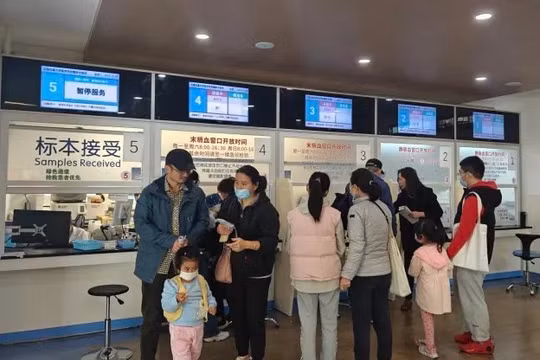 Cha mẹ đưa con đến gặp bác sĩ tại một bệnh viện ở Thượng Hải, Trung Quốc, ngày 14/11/2023. Ảnh: Future Publishing/Getty Images.