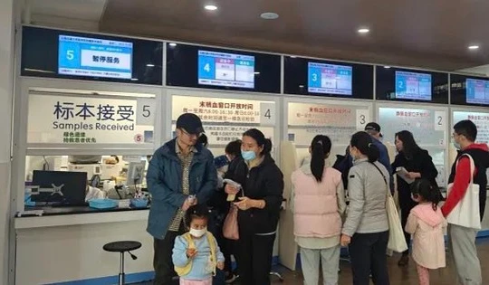 Cha mẹ đưa con đến gặp bác sĩ tại một bệnh viện ở Thượng Hải, Trung Quốc, ngày 14/11/2023. Ảnh: Future Publishing/Getty Images.