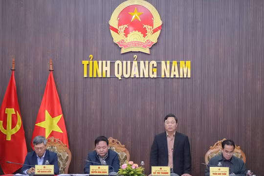 Ông Lê Trí Thanh - Chủ tịch UBND tỉnh Quảng Nam và các Phó Chủ tịch UBND tỉnh chủ trì họp báo về tình hình kinh tế - xã hội của tỉnh 