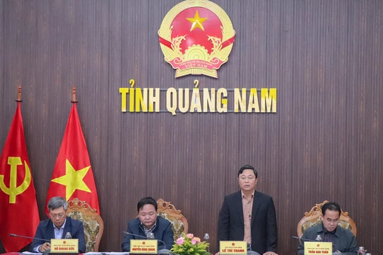 Ông Lê Trí Thanh - Chủ tịch UBND tỉnh Quảng Nam và các Phó Chủ tịch UBND tỉnh chủ trì họp báo về tình hình kinh tế - xã hội của tỉnh 