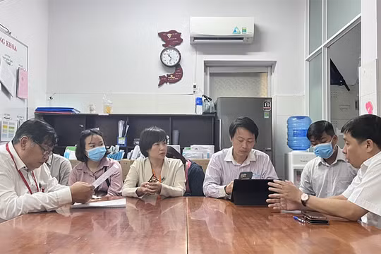 Tổ công tác Sở Y tế làm việc tại Bệnh viện Lê Văn Thịnh về trường hợp tử vong và các trường hợp còn lại đang điều trị tại bệnh viện do ngộ độc thực phẩm sau khi dự tiệc trung thu xảy ra tại chung cư Palm Heights