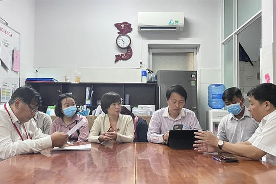 Tổ công tác Sở Y tế làm việc tại Bệnh viện Lê Văn Thịnh về trường hợp tử vong và các trường hợp còn lại đang điều trị tại bệnh viện do ngộ độc thực phẩm sau khi dự tiệc trung thu xảy ra tại chung cư Palm Heights