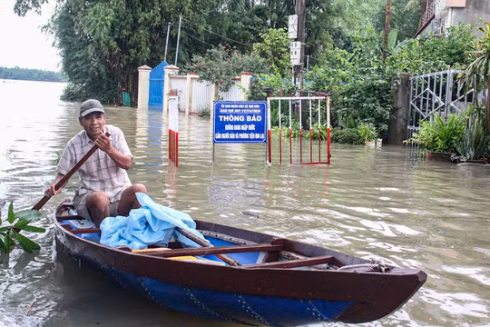Đến 17/10, nhiều khu ở TP Tam Kỳ và huyện Phú Ninh (tỉnh Quảng Nam) vẫn bị ngập sâu trong nước, giao thông bị chia cắt