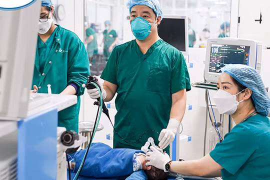 Bác sĩ Khoa Khám và Thăm dò Hô hấp Trung tâm Hô hấp, Bệnh viện Nhi Trung ương thực hiện nội soi phế quản (ảnh BVCC)