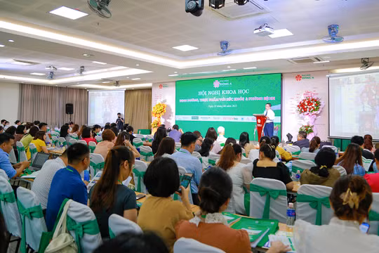 Quang cảnh hội thảo khoa học chuyên đề “Dinh dưỡng, thực phẩm với sức khoẻ và phòng bệnh”.