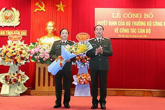 Thứ trưởng Trần Quốc Tỏ công bố quyết định điều động, bổ nhiệm chức vụ Chánh Văn phòng Bộ Công an cho Đại tá Đặng Hồng Đức. (Ảnh VGP/Phương Liên)