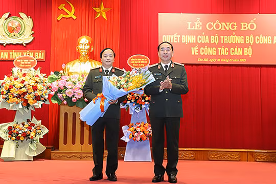 Thứ trưởng Trần Quốc Tỏ công bố quyết định điều động, bổ nhiệm chức vụ Chánh Văn phòng Bộ Công an cho Đại tá Đặng Hồng Đức. (Ảnh VGP/Phương Liên)