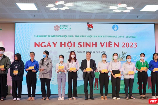 Đại diện Ban Giám hiệu ĐH Đông Á trao học vé xe Tết cho sinh viên