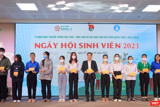 Đại diện Ban Giám hiệu ĐH Đông Á trao học vé xe Tết cho sinh viên