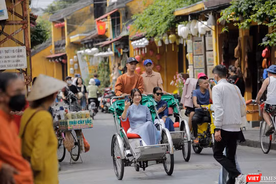 Du khách quốc tế tham quan phố cổ Hội An trong dịp Tết Quý Mão 2023