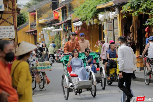 Du khách quốc tế tham quan phố cổ Hội An trong dịp Tết Quý Mão 2023