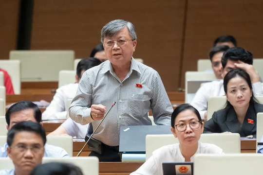 Đại biểu Trương Trọng Nghĩa - Đoàn ĐBQH TP HCM - nêu ý kiến thảo luận nội dung liên quan đến sách giáo khoa. (ảnh quochoi.vn)