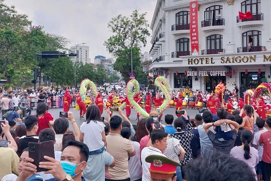 Du khách đến Huế trong dịp lễ 30/4-1/5