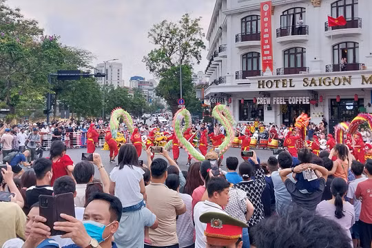 Du khách đến Huế trong dịp lễ 30/4-1/5