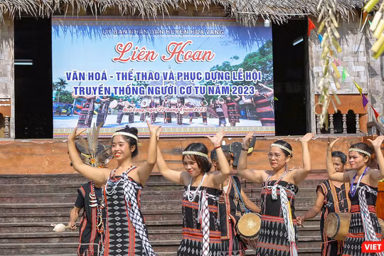 Điệu múa Tung tung da dá đặc trưng của người Cơ Tu được trình diễn tại chương trình “Liên hoan Văn hóa – Thể thao và phục dựng lễ hội truyền thống của người Cơ Tu năm 2023”.