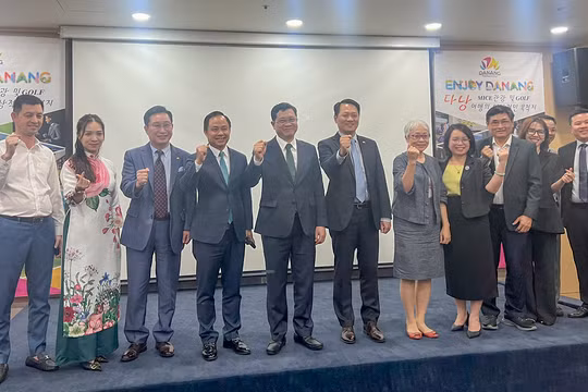 Phó Chủ tịch HĐND TP Đà Nẵng Trần Phước Sơn (thứ 5 từ trái qua) cùng các đại biểu trong Chương trình giới thiệu du lịch Đà Nẵng tại Seoul (Hàn Quốc)